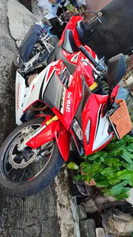 Motor Honda New CBR 150R K45R 2022 Red White kondisi terawat Surat Ok