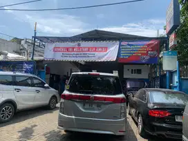 teknisi atau mekanik mobil roda empat