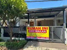 Di sewakan Rumah Semi Furnished Depan Lapangan