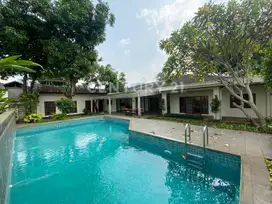 Rumah Luas Dengan Kolam Renang Disewakan Di Area Kuningan