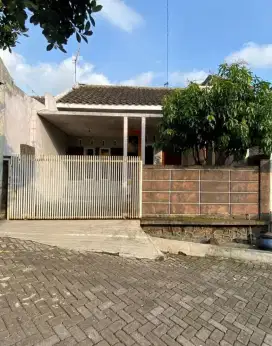 Rumah Terawat Perum Eksklusif Riverside
