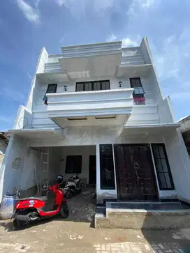 Rumah 2 lantai + rooftop nyaman di jagakarsa