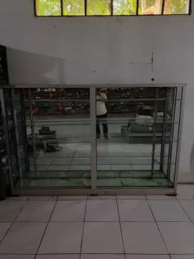 Etalase besi kaca