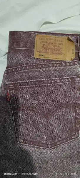 Jeans Levis size 29 warna merah