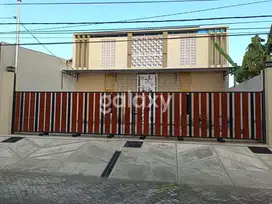 JUAL RUMAH KOS BARU GRESS FASILITAS LENGKAP RAYA KUTISARI DEKAT PETRA