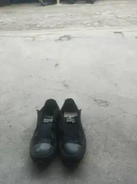 Dijual sepatu multi guna merk conversation