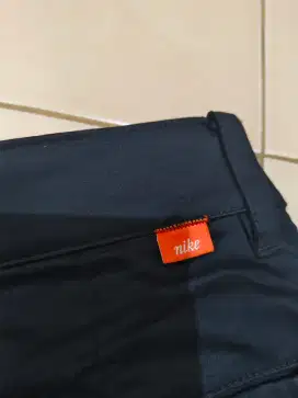 celana panjang NIKE original    
size 30 to 32 
l