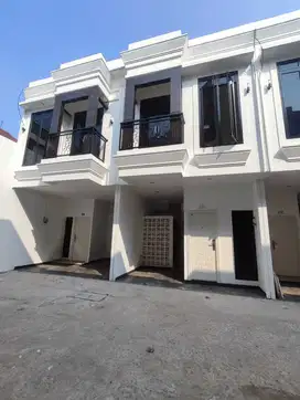 Dijual rumah 2 lantai 2 menit dr stasiun jatinegara