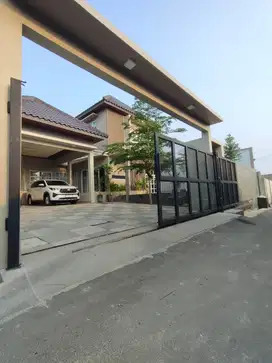 rumah mewah ada kolam renangnya bangunan modern