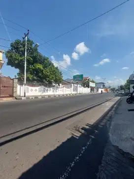 Rumah di pinggir jalan utama Bung Hatta Mataram
