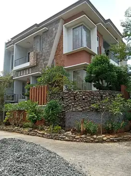 Dijual rumah full furnish siap huni 3 lantai