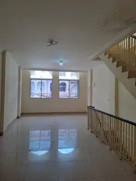 Ruko siap pakai 2,5 lantai. Lokasi strategis. Galaxy. Bekasi