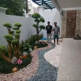 Taman hijau dan kolam hias