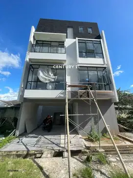 Dijual Rumah Hook Strategis 4 Lantai Harga Menarik  Di Kemang