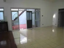Hunian Impian Keluarga Besar: 6+1 Kamar di Taman Aries