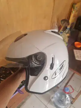 Helm gmt warna putih uk m muat ke S