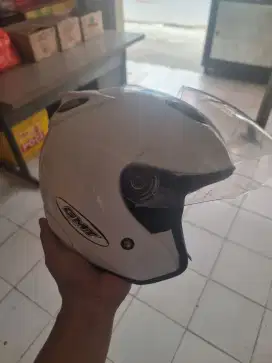 Helm gmt belom pernah pakai. Kekecilan uk M