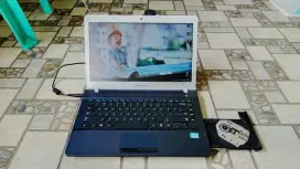 Laptop SAMSUNG Like New + Ram 8 Gb + Internal 500 Gb+Batre AWET+Win 10