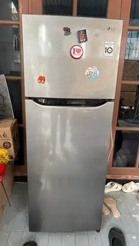 Kulkas 2 Pintu Inverter LG Tanpa Bunga Es
