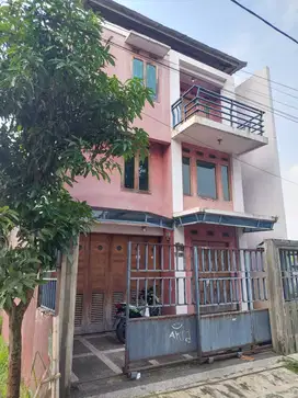 Dijual Rumah Hook 3 Lantai di Cimahi Utara, Harga Nego Siap Huni