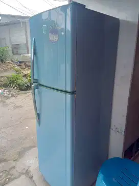 Dijual kulkas 2pintu merk glacio toshiba