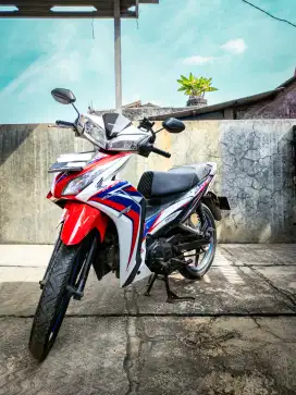 Jual Blade 125 FI Tahun 2014 warna merah putih biru