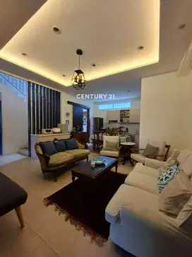 Rumah Hook Samping Taman Di Discovery  8360