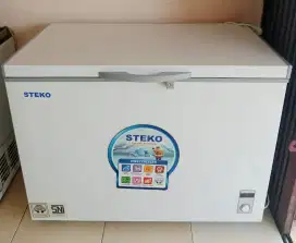 Di jual freezer box 330 L baru 6 bulan pakaii