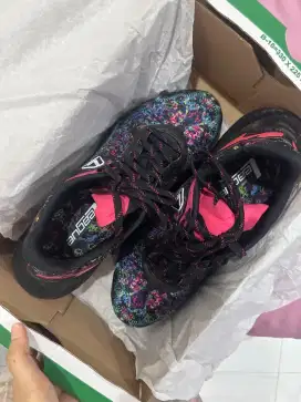 Sepatu running perempuan