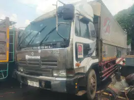 Truk Nissan tronton 6x2 build up pf6 wing box th1994