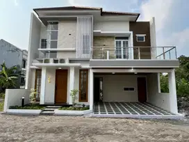 Rumah Baru Full furnished kolam renang dalam perumahan dekat UGM & UII