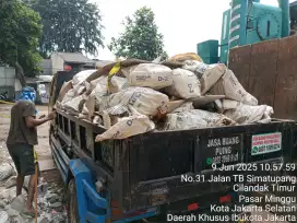 Buang puing sampah