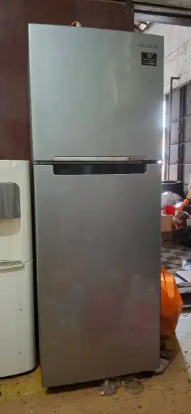 Kulkas dua pintu Merek Samsung