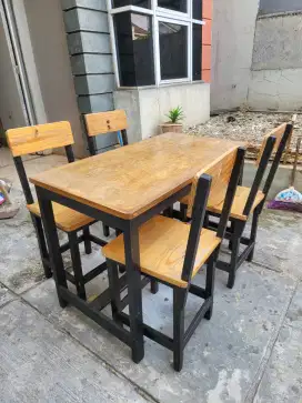 Meja makan ada 7 set