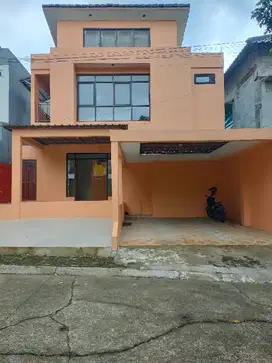 dikontrakkan rumah dua lantai siap huni di sentul city