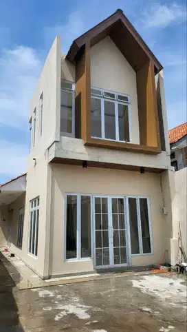 Disewakan rumah di pinggir Jalan Raya Gunung Batu.