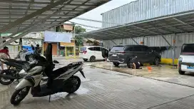 Karyawan steam mobil motor