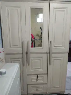 Lemari pakaian 3 pintu