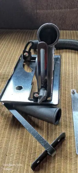 Dudukan grinda alat potong kayu