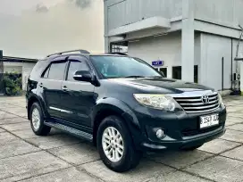 Toyota Fortuner G 2.7 AT. Lux. Tahun 2013. Hitam. Low km. Perfect cond