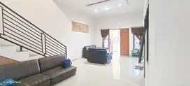 Di Sewakan / Di jual Rumah 2 Lt Siap Huni - Bukit Golf Cibubur