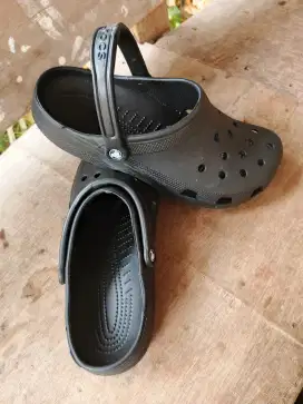 Jual sepatu sandal Crocs original size 45 bisa byar cod d tempat