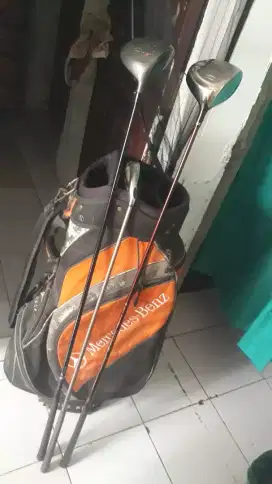 Jual stikgolf ada 3batang minus tas tidak ada tutupnya .