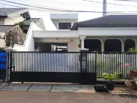 Dijual Cepat : Rumah besar dengan halaman luas di Kebayoran - JakSel