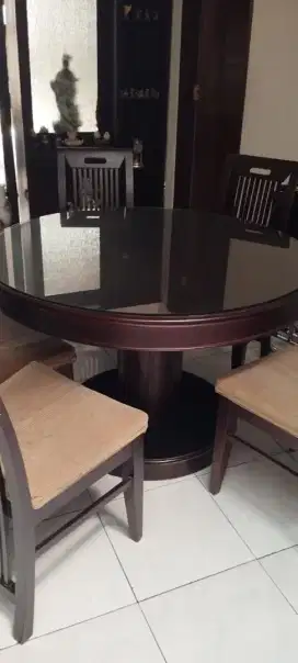 Di jual Meja makan bulat Dengan Kursi Makan 5 pcs