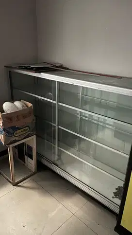 Etalase mulus cocok jualan alat tulis listrik