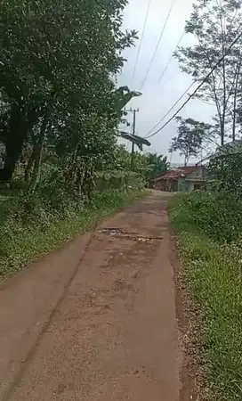 Tanah datar nempel jalan mobil dekat rumah warga