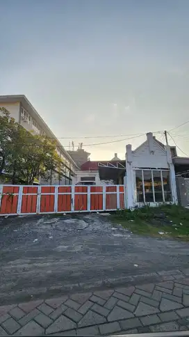 Disewa Bangunan Komersial Eks Resto Pusat Kota Surabaya Siap Pakai