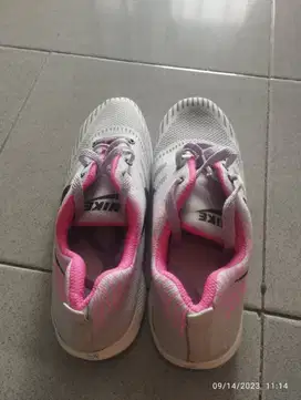 Sepatu Sport Wanita