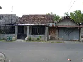 Rumah Strategis 132m² Tepi Jalan Utama Kadipiro Solo